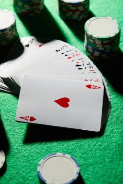 Dragon Tiger card game with single-card comparison